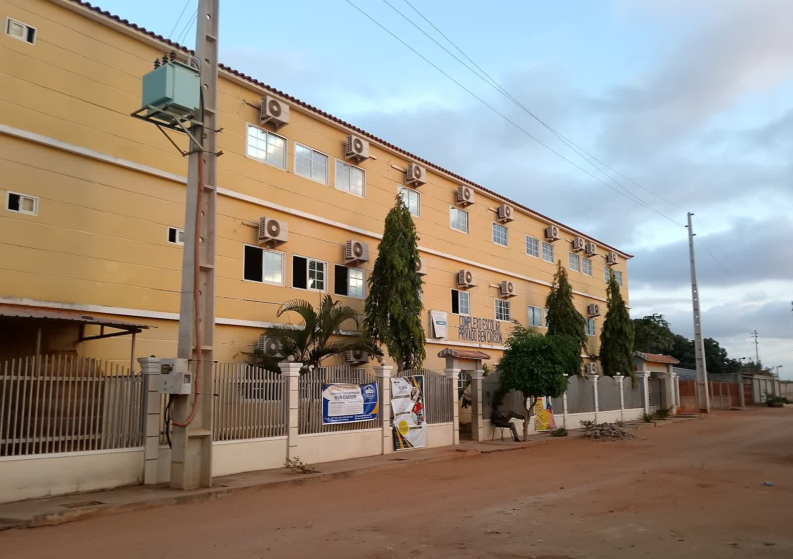 Edifício do Complexo Escolar Privado Ben Carson, Camama, Luanda