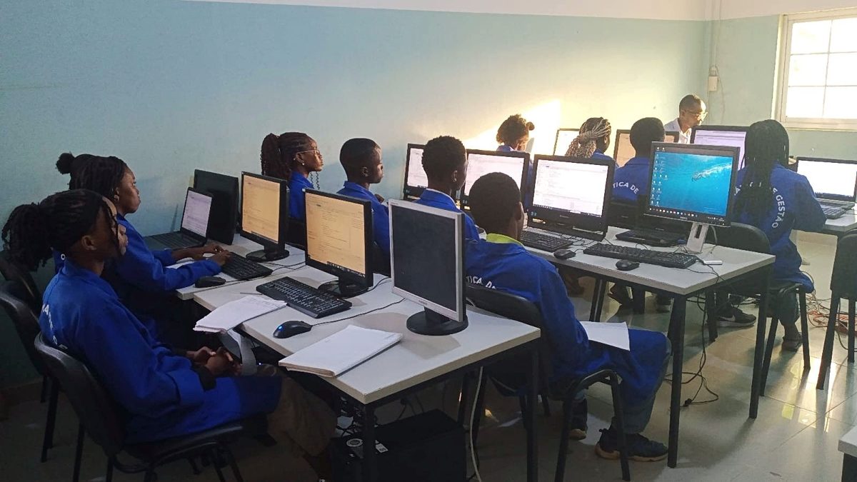 Sala de informática com alunos