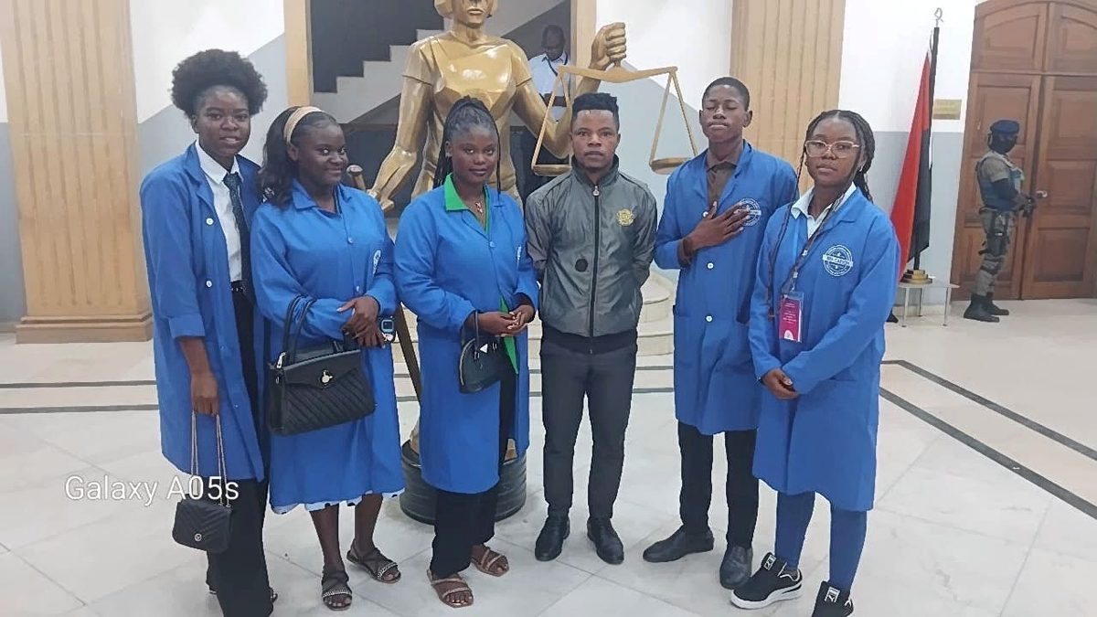 Alunos em visita institucional